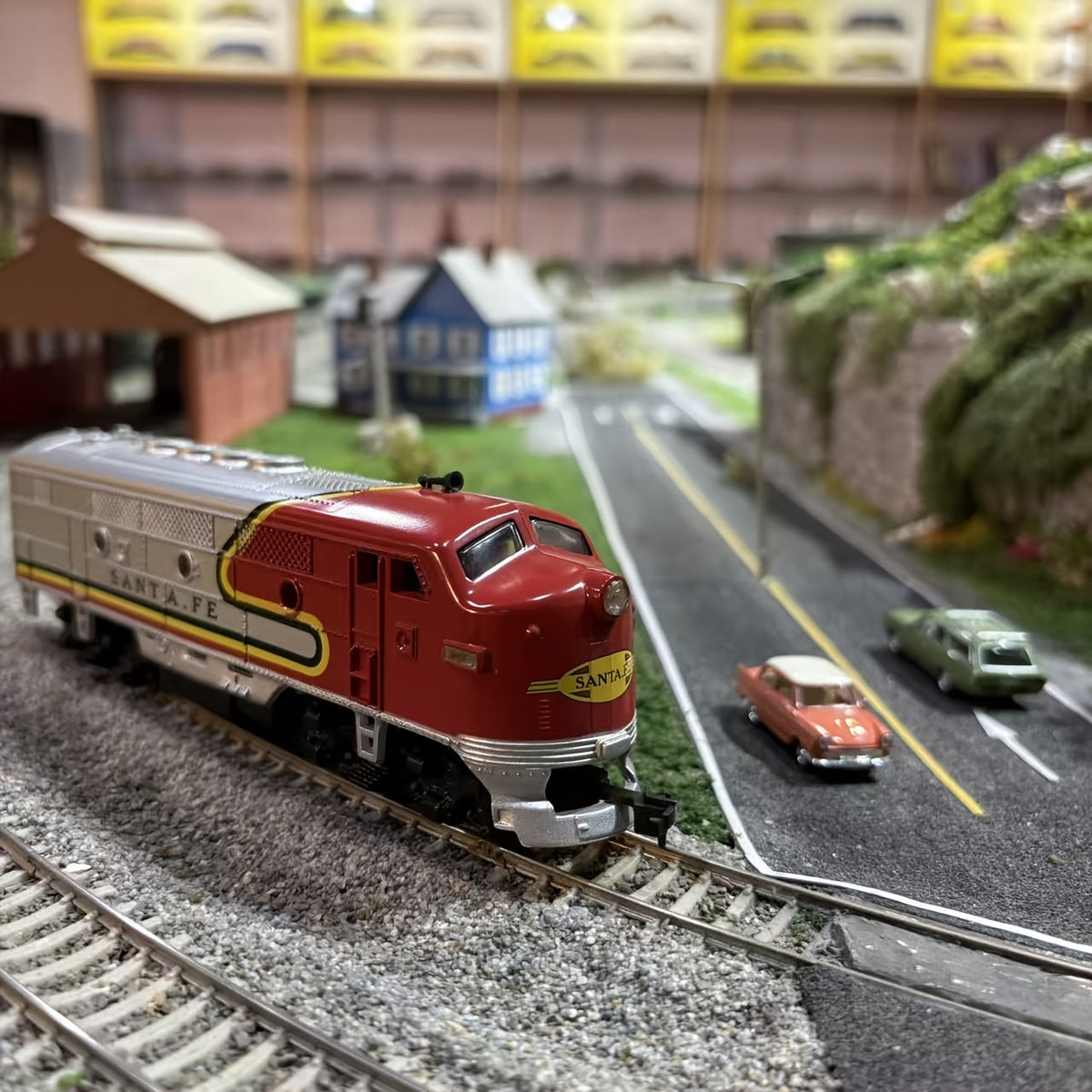 1:87 HO Scale FP7 Diesel Locomotive Model Train - Realistic Vintage Steam Engine Compatible with HO Gauge Railroad Sets, Collectible Display Piece | Adult Gift for Model Train Enthusiasts