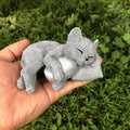 Resin Lying Cat Memorial Statue – Lifelike Sleeping Cat Sculpture for Garden Tombstone, Outdoor Lawn Courtyard & Indoor Living Room Desk Decor, Pet Cat Loss Sympathy Gift Ornament