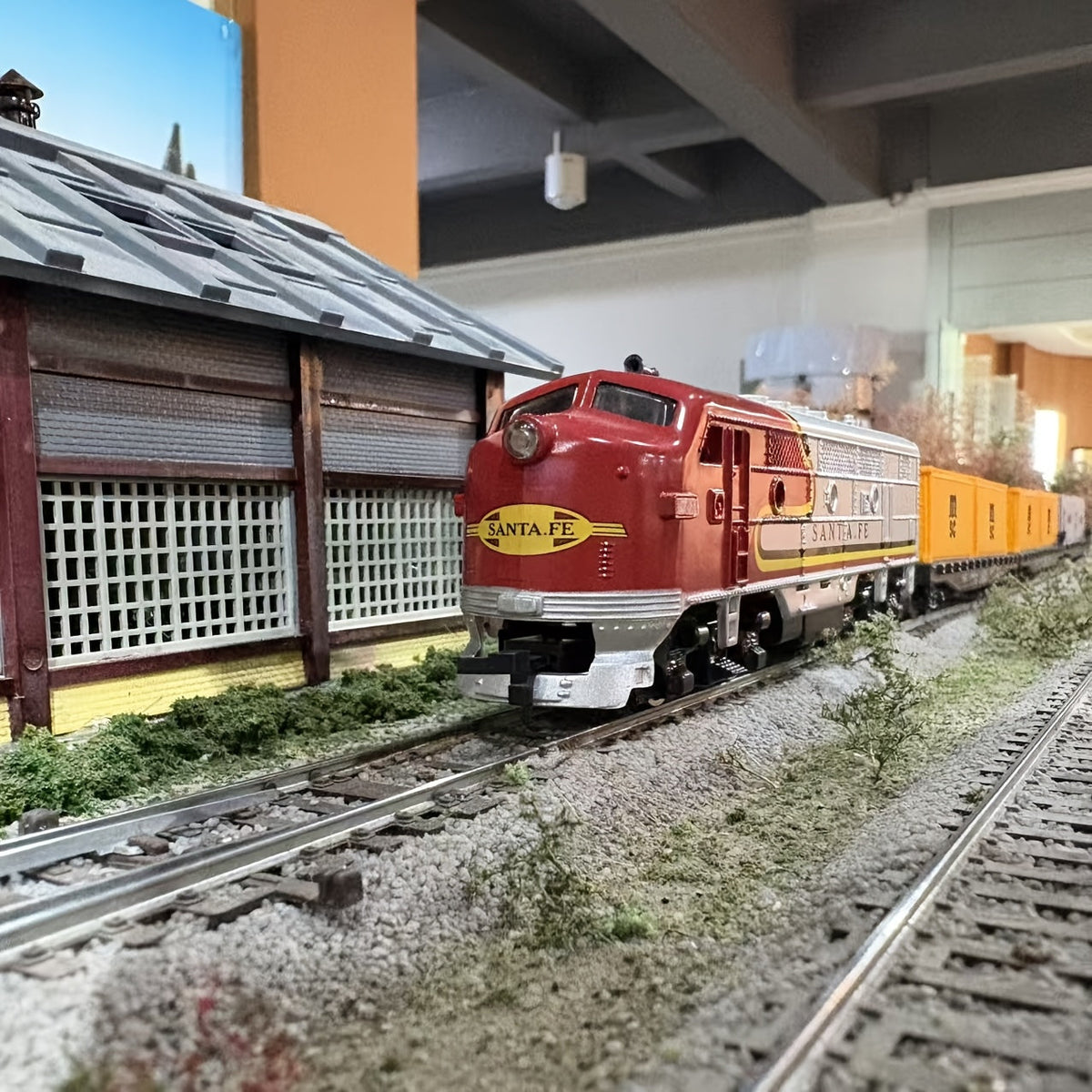 1:87 HO Scale FP7 Diesel Locomotive Model Train - Realistic Vintage Steam Engine Compatible with HO Gauge Railroad Sets, Collectible Display Piece | Adult Gift for Model Train Enthusiasts