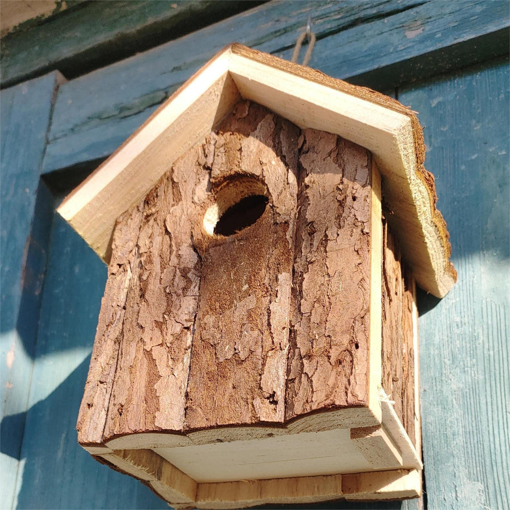 Outdoor Wooden Log Birdhouse with Hanging Rope Ventilated Natural Wood Bird Nest House for Garden Backyard Patio Yard Decor Wild Birds Nesting Box
