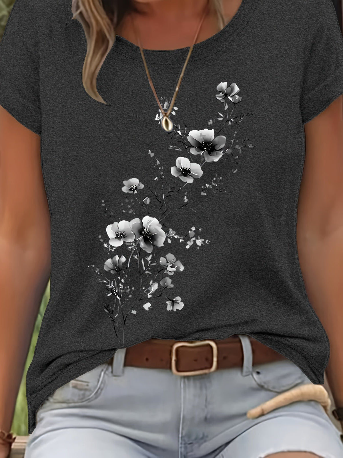 Women's Watercolor Floral Print T-Shirt – Elegant Round Neck Short Sleeve Casual Top for Spring & Summer