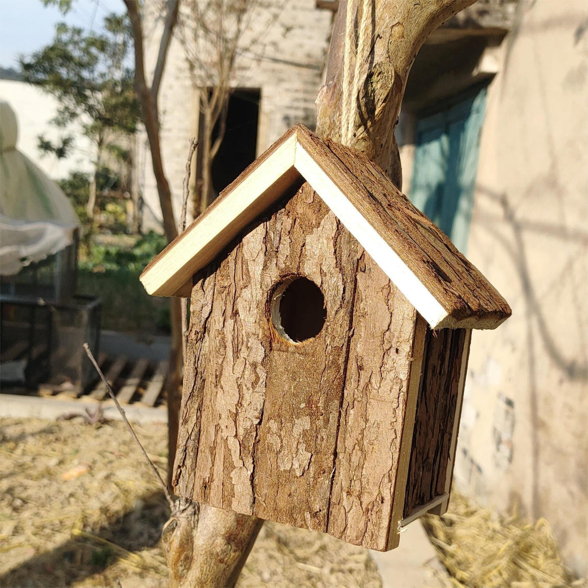 Outdoor Wooden Log Birdhouse with Hanging Rope Ventilated Natural Wood Bird Nest House for Garden Backyard Patio Yard Decor Wild Birds Nesting Box