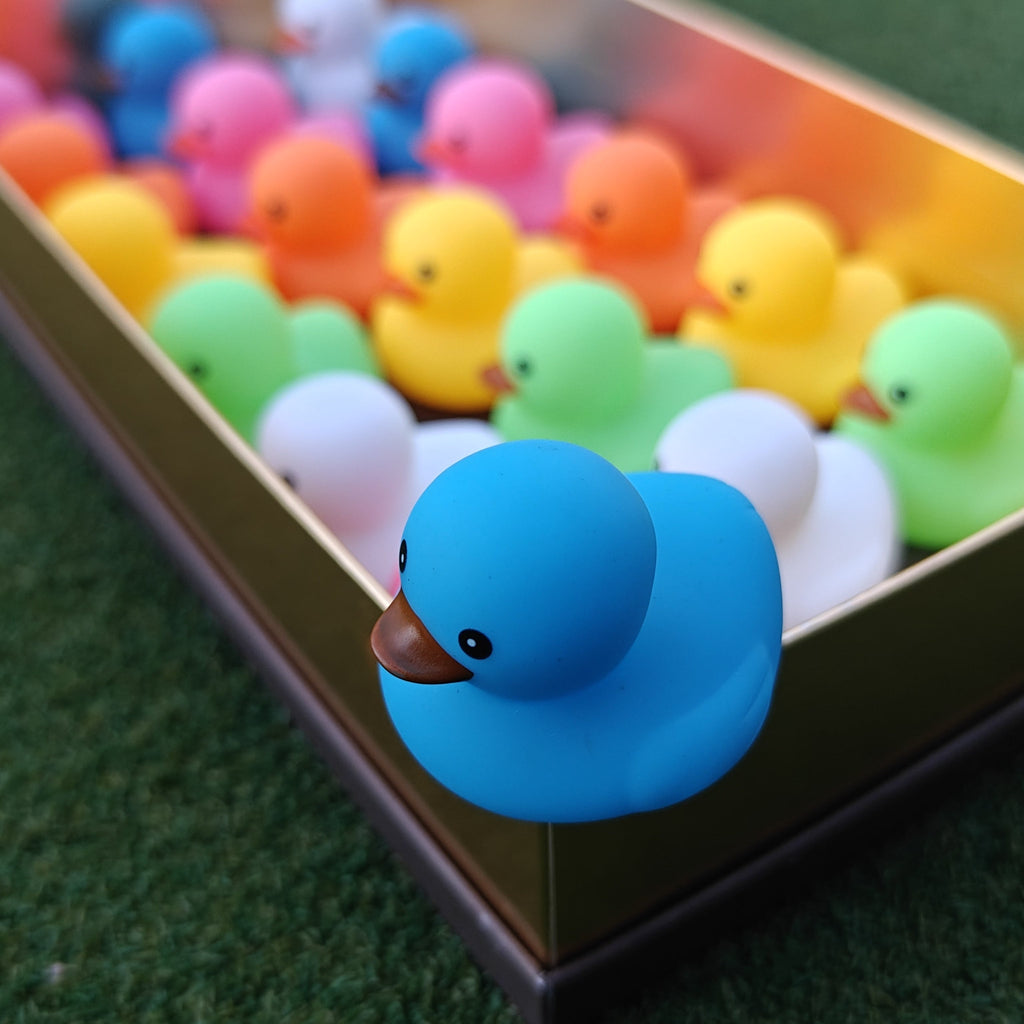 Colorful Rubber Ducks 18/42pcs Bulk Mini Duck Set Brightly Colored Bath Toys Party Decorations Car Dashboard Ornaments New Year Holiday Gift Random Color